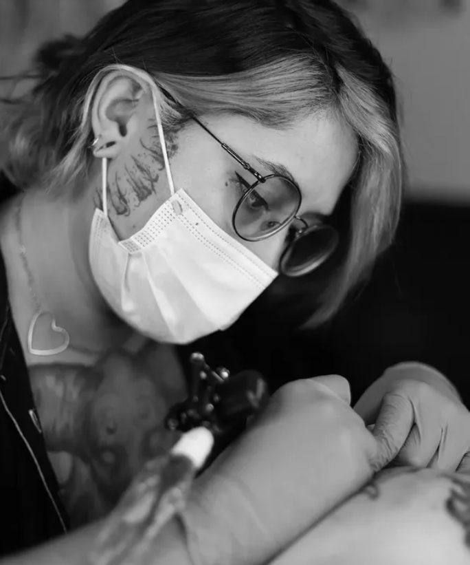 Brenda Gois durante uma sessão de tatuagem